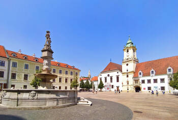 hauptplatz_mit_maximilianbrunnen_bratislava