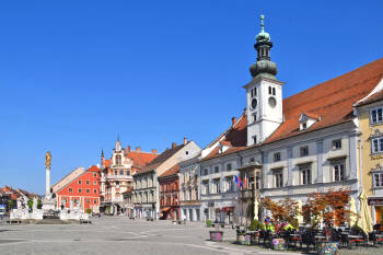 maribor_rathaus_mit_pestbrunnen_und_buergerhaeusern